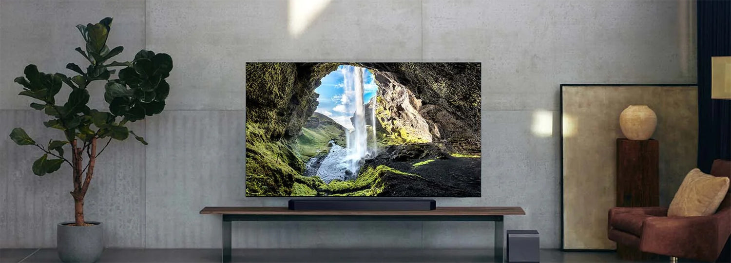 Un téléviseur sur un meuble, situé dans un salon.